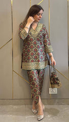 Elegant Kurta and Pant Ensemble with Embroidery