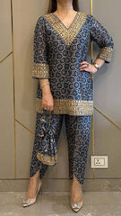 Elegant Kurta and Pant Ensemble with Embroidery