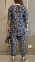 Elegant Kurta and Pant Ensemble with Embroidery